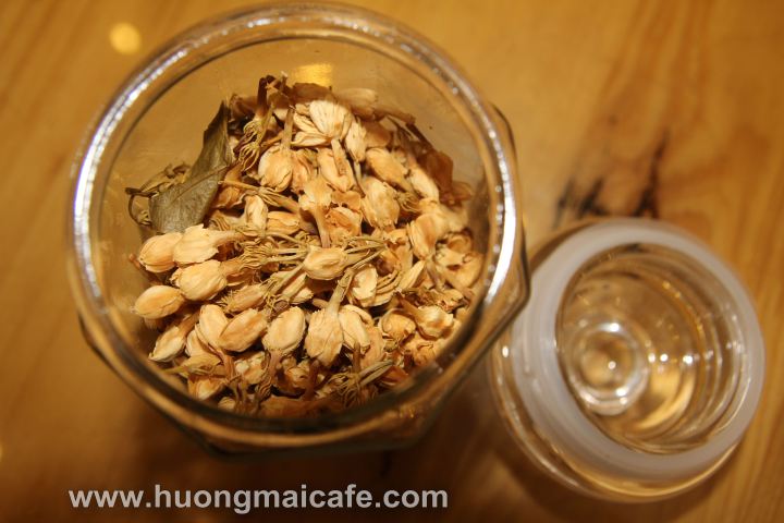 Dried blossoms, in case you want to have extra scent of Jasmine, just put 1-3 buds into your cup