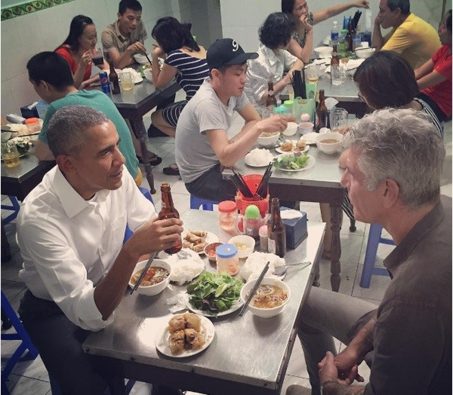 US President Barack Obama and CNN’s Anthony Bourdain have dinner at a bun cha restaurant in Hanoi’s Hai Ba Trung District.