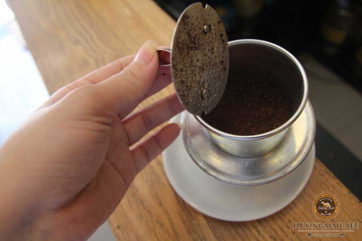 Flatten the coffee surface by pressing tool