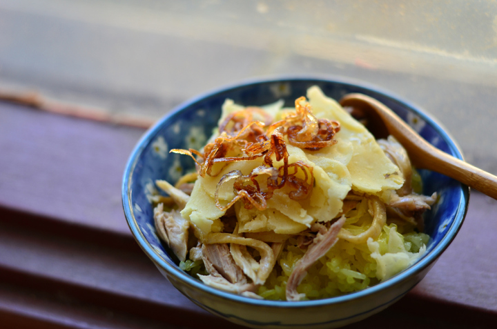 hanoi eating : Xôi Yến – Xoi with mung beans, fried onions and chicken