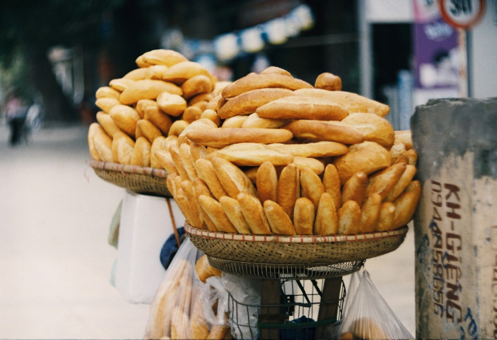 hanoi eating : Bread mobile vendor
